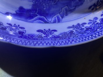 Een zeldzame Chinese blauw-witte scheepsterrine, Qianlong