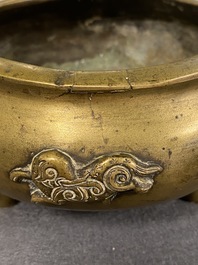 Een Chinese driepotige bronzen wierookbrander met olifanten, Qing