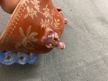 Een Chinese blanc de Chine libation cup en een koraalrode met vergulding, Kangxi en 19e eeuw