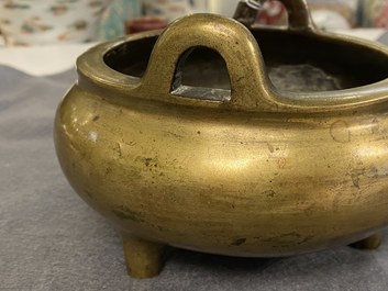 Een Chinese driepotige bronzen wierookbrander met olifanten, Qing