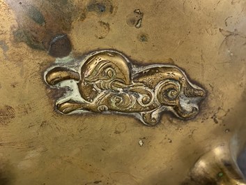 Een Chinese driepotige bronzen wierookbrander met olifanten, Qing