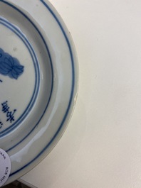 Een Chinees blauw-wit bordje met chrysanten en een gedicht, Tianqi merk en periode