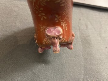 Een Chinese blanc de Chine libation cup en een koraalrode met vergulding, Kangxi en 19e eeuw