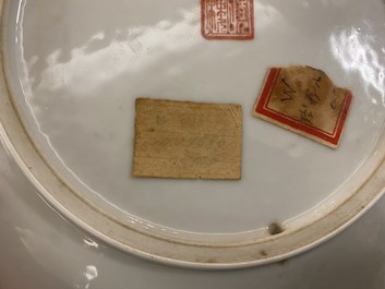 Une paire d'assiettes en porcelaine de Chine famille rose &agrave; d&eacute;cor de femmes dans un jardin, R&eacute;publique