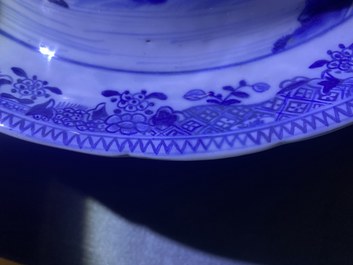 Een zeldzame Chinese blauw-witte scheepsterrine, Qianlong