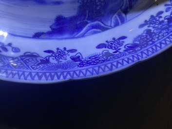 Een zeldzame Chinese blauw-witte scheepsterrine, Qianlong