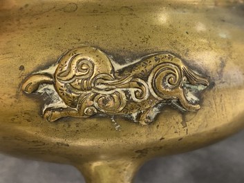 Een Chinese driepotige bronzen wierookbrander met olifanten, Qing