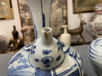 Une paire de kendis en porcelaine de Chine en bleu et blanc &agrave; d&eacute;cor d'un personnage dans un paysage, Wanli