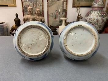 Une paire de kendis en porcelaine de Chine en bleu et blanc &agrave; d&eacute;cor d'un personnage dans un paysage, Wanli
