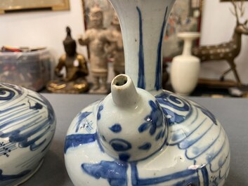 Une paire de kendis en porcelaine de Chine en bleu et blanc &agrave; d&eacute;cor d'un personnage dans un paysage, Wanli