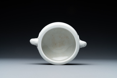 A Chinese Dehua blanc de Chine censer with elephant heads, 18/19th C.