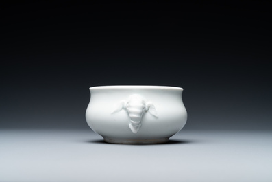 A Chinese Dehua blanc de Chine censer with elephant heads, 18/19th C.