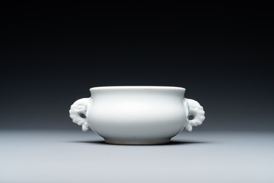 A Chinese Dehua blanc de Chine censer with elephant heads, 18/19th C.