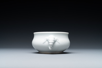 A Chinese Dehua blanc de Chine censer with elephant heads, 18/19th C.