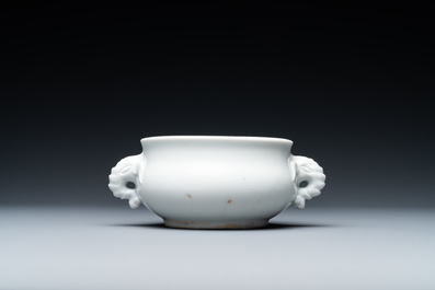 A Chinese Dehua blanc de Chine censer with elephant heads, 18/19th C.