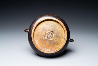 Un br&ucirc;le-parfum en bronze, marque de Xuande, Kangxi