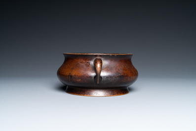 Un br&ucirc;le-parfum en bronze, marque de Xuande, Kangxi