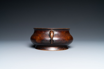Un br&ucirc;le-parfum en bronze, marque de Xuande, Kangxi