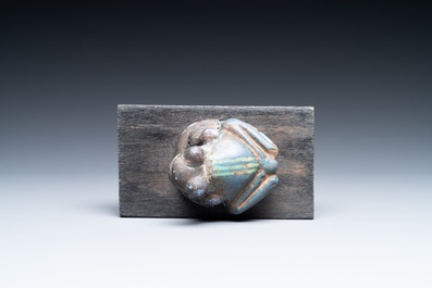 Un mod&egrave;le d'une grenouille en fa&iuml;ence &agrave; &eacute;mail turquoise et bleu de cobalt, Egypte, 15/11&egrave;me av. J.-C.