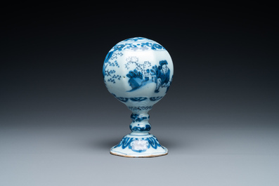Un rare porte-perruque d'enfant en fa&iuml;ence de Delft en bleu et blanc &agrave; d&eacute;cor chinois, fin du 17&egrave;me