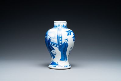 Un vase en porcelaine de Chine en bleu et blanc, Kangxi