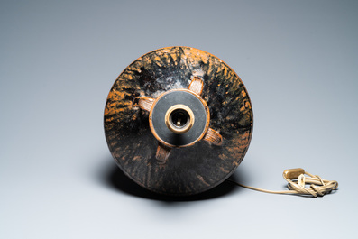 Un pot en gr&egrave;s &agrave; &eacute;mail noir aux taches brunes transform&eacute; en lampe, Chine, Song