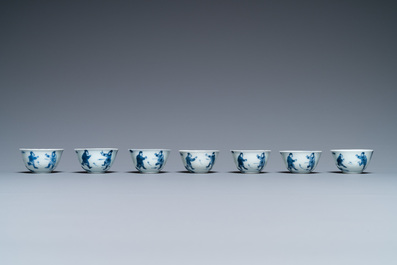 Zeven Chinese blauw-witte koppen en schotels, Kangxi
