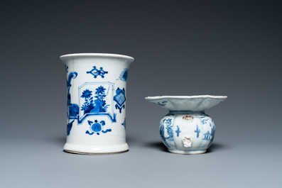 Een Chinese blauw-witte penselenbeker en een kwispedoor, Kangxi
