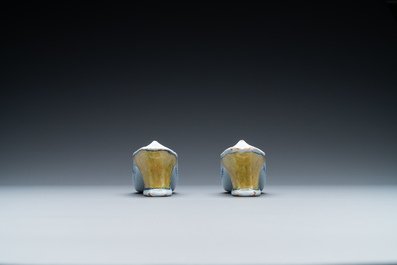 Une paire de mod&egrave;les de pantoufles en fa&iuml;ence de Delft en bleu, blanc et jaune, 18&egrave;me