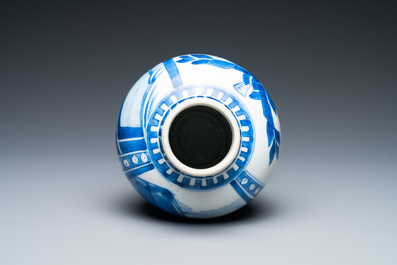 Un vase en porcelaine de Chine en bleu et blanc, Kangxi