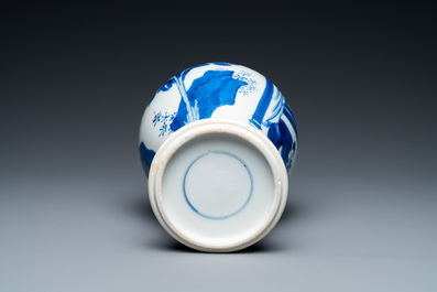 Un vase en porcelaine de Chine en bleu et blanc, Kangxi