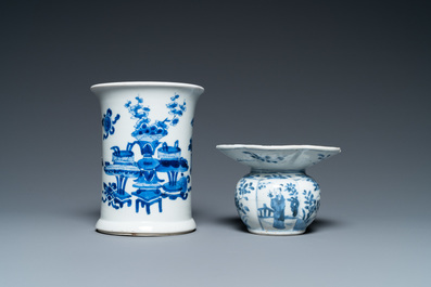 Een Chinese blauw-witte penselenbeker en een kwispedoor, Kangxi