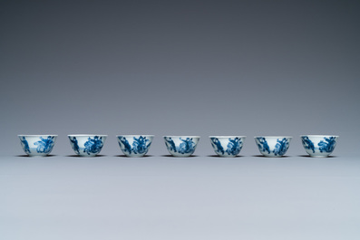 Zeven Chinese blauw-witte koppen en schotels, Kangxi