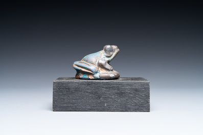 Un mod&egrave;le d'une grenouille en fa&iuml;ence &agrave; &eacute;mail turquoise et bleu de cobalt, Egypte, 15/11&egrave;me av. J.-C.
