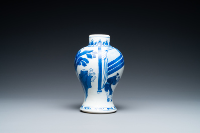 Un vase en porcelaine de Chine en bleu et blanc, Kangxi