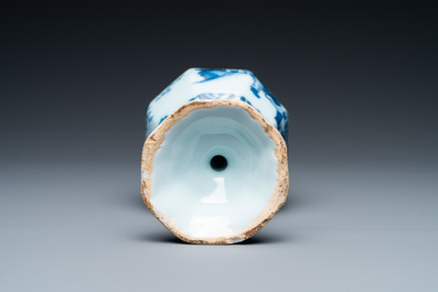Un rare porte-perruque d'enfant en fa&iuml;ence de Delft en bleu et blanc &agrave; d&eacute;cor chinois, fin du 17&egrave;me
