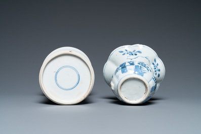 Een Chinese blauw-witte penselenbeker en een kwispedoor, Kangxi