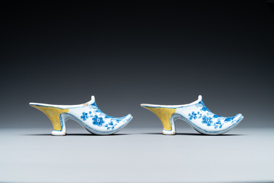 Une paire de mod&egrave;les de pantoufles en fa&iuml;ence de Delft en bleu, blanc et jaune, 18&egrave;me