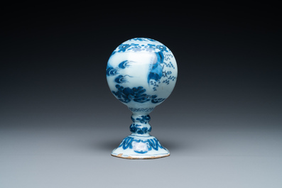 Un rare porte-perruque d'enfant en fa&iuml;ence de Delft en bleu et blanc &agrave; d&eacute;cor chinois, fin du 17&egrave;me