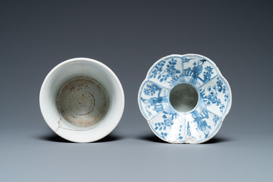 Een Chinese blauw-witte penselenbeker en een kwispedoor, Kangxi