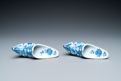 Une paire de mod&egrave;les de pantoufles en fa&iuml;ence de Delft en bleu, blanc et jaune, 18&egrave;me