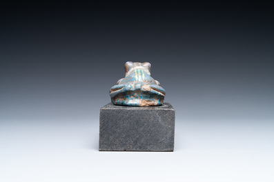 Un mod&egrave;le d'une grenouille en fa&iuml;ence &agrave; &eacute;mail turquoise et bleu de cobalt, Egypte, 15/11&egrave;me av. J.-C.