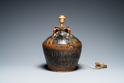 Un pot en gr&egrave;s &agrave; &eacute;mail noir aux taches brunes transform&eacute; en lampe, Chine, Song