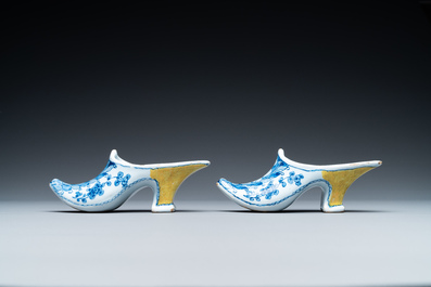 Une paire de mod&egrave;les de pantoufles en fa&iuml;ence de Delft en bleu, blanc et jaune, 18&egrave;me