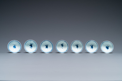Zeven Chinese blauw-witte koppen en schotels, Kangxi