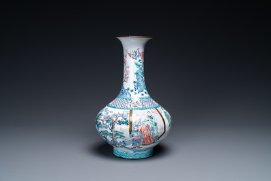 Un vase de forme bouteille en &eacute;maux de Canton, marque de Qianlong, 19&egrave;me