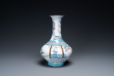 Un vase de forme bouteille en &eacute;maux de Canton, marque de Qianlong, 19&egrave;me