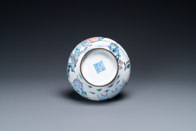 Un vase de forme bouteille en &eacute;maux de Canton, marque de Qianlong, 19&egrave;me