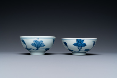 Een paar Chinese blauw-witte 'paleis' kommen, Yongzheng merk en periode