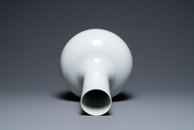 Een Chinese monochrome witte 'tianqiu ping' vaas, 18/19e eeuw